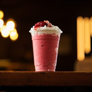 Strawberry Milkshake ميلك شيك فريز